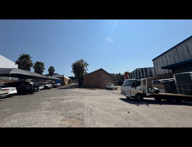 2,900M² WAREHOUSE TO LET IN KEW